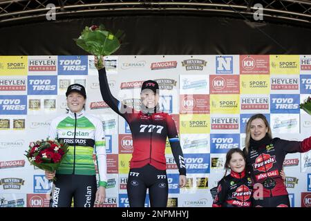 Dutch Manon Bakker, Dutch Annemarie Worst und Dutch Denise Betsema und ihre Tochter Wolf bildeten auf dem Podium nach dem Frauenelitenrennen beim Cyclocross-Rennen „Internationale Sluitingsprijs Oostmalle“ am Sonntag, dem 26. Februar 2023, in Oostmalle, dem letzten Rennen der Saison 2022-2023. BELGA FOTO KRISTOF VAN ACCOM Stockfoto