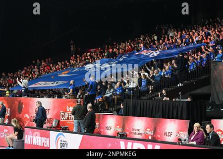 Gents Fans und Fans wurden während des Spiels zwischen Asterix Avo Volley Beveren und der VDK Bank Gent damesvolley, dem Endspiel im belgischen Volleyball-Pokalwettbewerb für Männer, am Sonntag, den 26. Februar 2023 in Merksem, Antwerpen, gezeigt. BELGA FOTO DAVID CATRY Stockfoto