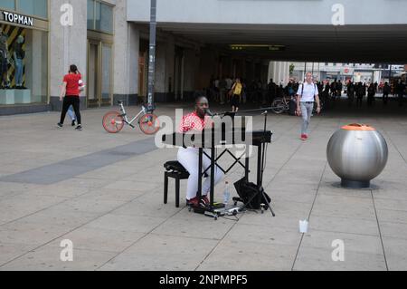 BERLIN/GERMANYDEUSCTHLAND / 10. AUGUST 2018. Schwarze Frau mit Liedern und Musik in den Alexanderplats in Berlin. Foto: Francis Joseph Dean / Deanpictures. Stockfoto