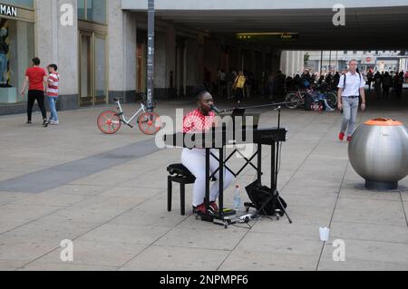 BERLIN/GERMANYDEUSCTHLAND / 10. AUGUST 2018. Schwarze Frau mit Liedern und Musik in den Alexanderplats in Berlin. Foto: Francis Joseph Dean / Deanpictures. Stockfoto