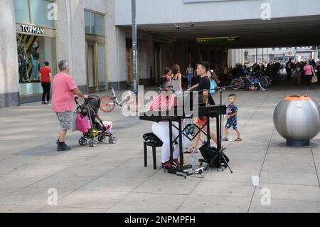 BERLIN/GERMANYDEUSCTHLAND / 10. AUGUST 2018. Schwarze Frau mit Liedern und Musik in den Alexanderplats in Berlin. Foto: Francis Joseph Dean / Deanpictures. Stockfoto