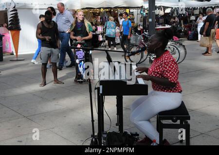 BERLIN/GERMANYDEUSCTHLAND / 10. AUGUST 2018. Schwarze Frau mit Liedern und Musik in den Alexanderplats in Berlin. Foto: Francis Joseph Dean / Deanpictures. Stockfoto