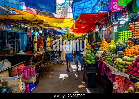 MYSORE, INDIEN - 12.01.2023: Obststand auf dem jahrhundertealten Markt in Mysore, Karnataka, Indien. Fotos in hoher Qualität Stockfoto