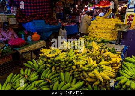 MYSORE, INDIEN - 12.01.2023: Obst- und Blumenstand auf dem jahrhundertealten Markt in Mysore, Karnataka, Indien. Fotos in hoher Qualität Stockfoto