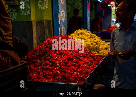 MYSORE, INDIEN - 12.01.2023: Blumenstand auf dem jahrhundertealten Markt in Mysore, Karnataka, Indien. Fotos in hoher Qualität Stockfoto