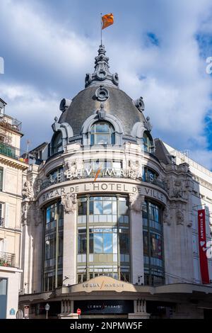 Detail der Fassade des Bazar de l'Hotel de Ville, das seit 2013 in BHV Marais umbenannt wurde, ein Pariser Kaufhaus in Paris, Frankreich Stockfoto