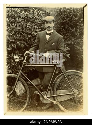 Original-viktorianisches Foto eines Mannes mit seinem Fahrrad in einem Garten, alte Radtour, um 1898, Gegend von Worcester, GROSSBRITANNIEN Stockfoto