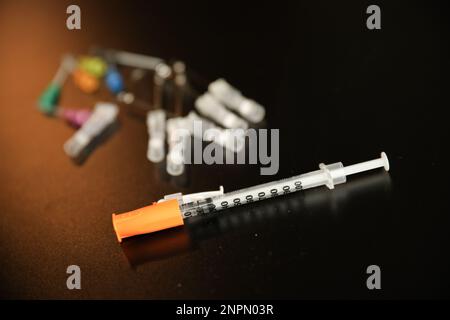 Grippeimpfstoff und Nadelspritzen zeigen Opioid-Krisennadeltherapie und Virus Stockfoto