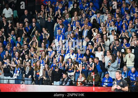 Gents Fans wurden während des Spiels zwischen Asterix Avo Volley Beveren und der VDK Bank Gent damesvolley, dem Endspiel im belgischen Volleyball-Pokalwettbewerb für Männer, am Sonntag, den 26. Februar 2023 in Merksem, Antwerpen, gezeigt. BELGA FOTO DAVID CATRY Stockfoto