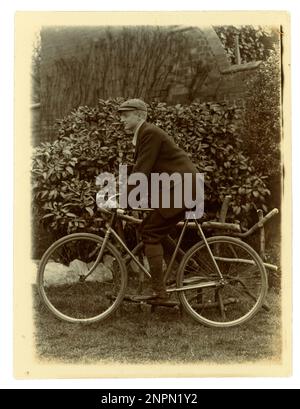 Original viktorianisches Foto eines jungen viktorianischen Radfahrers mit seinem Fahrrad in einem Garten, Vintage Radfahren, um 1898, Worcester Area, Großbritannien Stockfoto