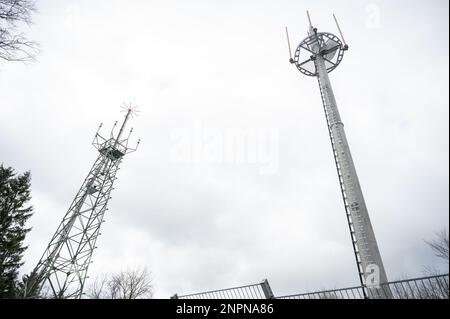 Mobilfunkmast Handydrohung elektromagnetischer Empfang Frequenzen gms-Informationen Flut Mobilfunksystem Funkrelais schädlicher Smog ra Stockfoto