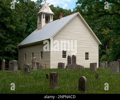 Historische Kirche während der Rundfahrt durch die Cades Cove. Smoky Mountains-Nationalpark. WIR. Primitive Baptistenkirche. Stockfoto