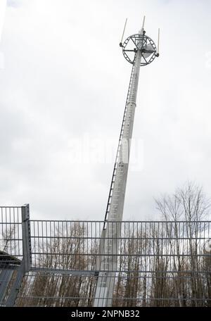 Mobilfunkmast Handydrohung elektromagnetischer Empfang Frequenzen gms-Informationen Flut Mobilfunksystem Funkrelais schädlicher Smog ra Stockfoto