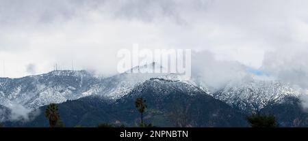 San Gabriel Mountains, Blick nach Norden auf Mt Wilson, nach Ende Februar Schnee. Stockfoto