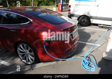 Kopenhagen/Dänemark 16.September 2018.. Tesla Elektroauto an der Ladestation in Kopenhagen Dänemark. (Foto.Francis Joseph Dean / Deanpictures. Stockfoto