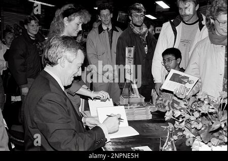 Kopenhagen /Dänemark - Scandatum ist 16. Mai 2017. Uffe Ellemann Jensen, dänischer Minister für auswärtige Angelegenheiten, vom 10. september 1982 bis zum 25. Januar 1993, Vorsitzender der liberalen Partei dänemarks und ehemaliger TV-Journalist bei der nationalen Braodcastin DR und Sohn von Politikern und seinen Kindern, die ebenfalls in der Politik tätig sind, Uffe Ellemann Jensen beim Buchschild in der Magasin du Nord und Datum des Scannens der Bilder ist der 16. Mai 2017 (Foto Francis Dean/Deanpices) Stockfoto