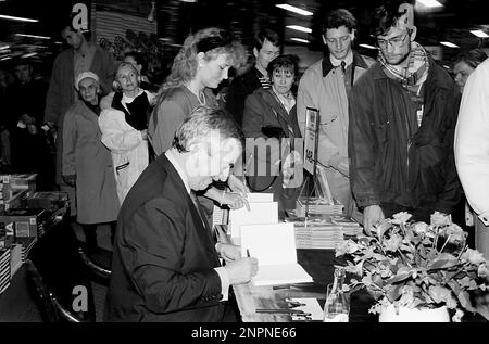 Kopenhagen /Dänemark - Scandatum ist 16. Mai 2017. Uffe Ellemann Jensen, dänischer Minister für auswärtige Angelegenheiten, vom 10. september 1982 bis zum 25. Januar 1993, Vorsitzender der liberalen Partei dänemarks und ehemaliger TV-Journalist bei der nationalen Braodcastin DR und Sohn von Politikern und seinen Kindern, die ebenfalls in der Politik tätig sind, Uffe Ellemann Jensen beim Buchschild in der Magasin du Nord und Datum des Scannens der Bilder ist der 16. Mai 2017 (Foto Francis Dean/Deanpices) Stockfoto