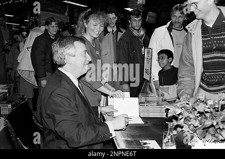 Kopenhagen /Dänemark - Scandatum ist 16. Mai 2017. Uffe Ellemann Jensen, dänischer Minister für auswärtige Angelegenheiten, vom 10. september 1982 bis zum 25. Januar 1993, Vorsitzender der liberalen Partei dänemarks und ehemaliger TV-Journalist bei der nationalen Braodcastin DR und Sohn von Politikern und seinen Kindern, die ebenfalls in der Politik tätig sind, Uffe Ellemann Jensen beim Buchschild in der Magasin du Nord und Datum des Scannens der Bilder ist der 16. Mai 2017 (Foto Francis Dean/Deanpices) Stockfoto