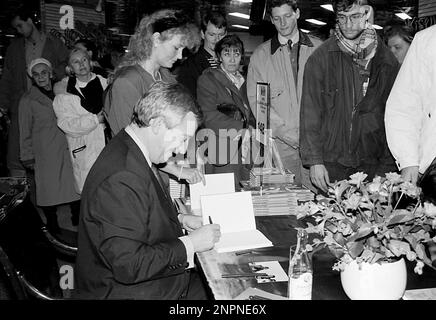 Kopenhagen /Dänemark - Scandatum ist 16. Mai 2017. Uffe Ellemann Jensen, dänischer Minister für auswärtige Angelegenheiten, vom 10. september 1982 bis zum 25. Januar 1993, Vorsitzender der liberalen Partei dänemarks und ehemaliger TV-Journalist bei der nationalen Braodcastin DR und Sohn von Politikern und seinen Kindern, die ebenfalls in der Politik tätig sind, Uffe Ellemann Jensen beim Buchschild in der Magasin du Nord und Datum des Scannens der Bilder ist der 16. Mai 2017 (Foto Francis Dean/Deanpices) Stockfoto