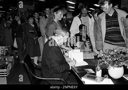 Kopenhagen /Dänemark - Scandatum ist 16. Mai 2017. Uffe Ellemann Jensen, dänischer Minister für auswärtige Angelegenheiten, vom 10. september 1982 bis zum 25. Januar 1993, Vorsitzender der liberalen Partei dänemarks und ehemaliger TV-Journalist bei der nationalen Braodcastin DR und Sohn von Politikern und seinen Kindern, die ebenfalls in der Politik tätig sind, Uffe Ellemann Jensen beim Buchschild in der Magasin du Nord und Datum des Scannens der Bilder ist der 16. Mai 2017 (Foto Francis Dean/Deanpices) Stockfoto