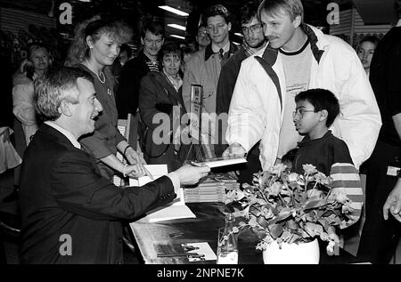 Kopenhagen /Dänemark - Scandatum ist 16. Mai 2017. Uffe Ellemann Jensen, dänischer Minister für auswärtige Angelegenheiten, vom 10. september 1982 bis zum 25. Januar 1993, Vorsitzender der liberalen Partei dänemarks und ehemaliger TV-Journalist bei der nationalen Braodcastin DR und Sohn von Politikern und seinen Kindern, die ebenfalls in der Politik tätig sind, Uffe Ellemann Jensen beim Buchschild in der Magasin du Nord und Datum des Scannens der Bilder ist der 16. Mai 2017 (Foto Francis Dean/Deanpices) Stockfoto