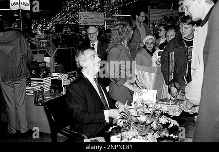 Kopenhagen /Dänemark - Scandatum ist 16. Mai 2017. Uffe Ellemann Jensen, dänischer Minister für auswärtige Angelegenheiten, vom 10. september 1982 bis zum 25. Januar 1993, Vorsitzender der liberalen Partei dänemarks und ehemaliger TV-Journalist bei der nationalen Braodcastin DR und Sohn von Politikern und seinen Kindern, die ebenfalls in der Politik tätig sind, Uffe Ellemann Jensen beim Buchschild in der Magasin du Nord und Datum des Scannens der Bilder ist der 16. Mai 2017 (Foto Francis Dean/Deanpices) Stockfoto