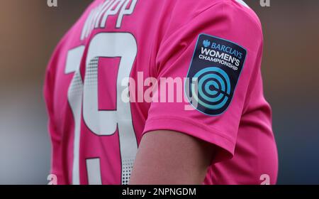 Crawley, Großbritannien. 26. Februar 2023. Nahaufnahme von Lucy Whipps T-Shirt-Abzeichen während des Fünftrundenspiels des FA-Pokals der Frauen zwischen Brighton & Hove Albion und Coventry United im Broadfield Stadium. Kredit: James Boardman/Alamy Live News Stockfoto