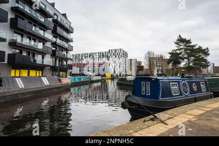 Im Februar 2023 liegen in der Marina von New Islington in Manchester mit Blick auf den Weavers Quay Verengungen vor. Stockfoto