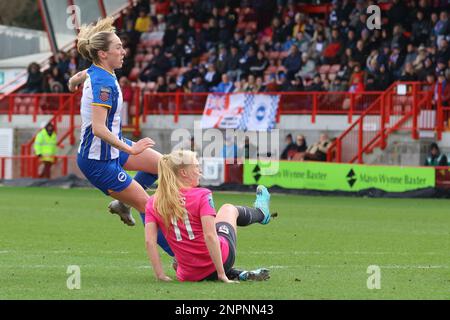 Broadfiled Stadium, Crawley Town, Großbritannien, 26. Februar 2023 Megan Connolly (BRI, 8) und Morgan Cross (COV, 11) während eines FA-Cup-Spiels am 26 2023. Februar zwischen Brighton & Hove Albion und Coventry United LFC, im Broadfield Stadium, Crawley, Großbritannien. (Bettina Weissensteiner/SPP) Stockfoto