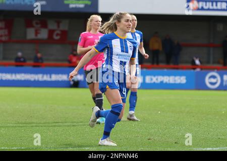 Broadfiled Stadium, Crawley Town, Großbritannien, 26. Februar 2023 Brianna Visalli (BRI, 4) erzielt am 26 2023. Februar ihr erstes Tor bei einem FA-Cup-Spiel zwischen Brighton & Hove Albion und Coventry United LFC im Broadfield Stadium, Crawley, Großbritannien. (Bettina Weissensteiner/SPP) Stockfoto