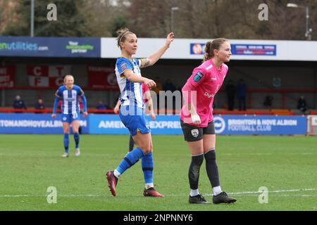 Broadfiled Stadium, Crawley Town, Großbritannien, 26. Februar 2023 Captain Julia Zigiotti (BRI, 10), der während eines FA-Cup-Spiels am 26 2023. Februar zwischen Brighton & Hove Albion und Coventry United LFC im Broadfield Stadium, Crawley, Großbritannien, das Mittelfeld beherrscht. (Bettina Weissensteiner/SPP) Stockfoto