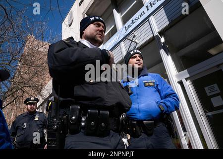 New York, New York, USA. 24. Februar 2023. Eine starke Polizeipräsenz vor einer Queens-Bibliothek während einer Drag-Story-Stunde, die sowohl Demonstranten als auch Gegenprotestierende zu der Veranstaltung anlockt (Credit Image: © Laura Brett/ZUMA Press Wire), NUR REDAKTIONELLE VERWENDUNG! Nicht für den kommerziellen GEBRAUCH! Stockfoto