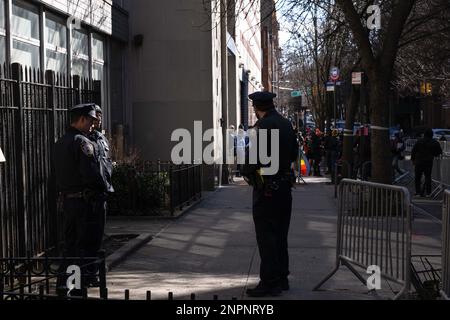 New York, New York, USA. 24. Februar 2023. Eine starke Polizeipräsenz vor einer Queens-Bibliothek während einer Drag-Story-Stunde, die sowohl Demonstranten als auch Gegenprotestierende zu der Veranstaltung anlockt (Credit Image: © Laura Brett/ZUMA Press Wire), NUR REDAKTIONELLE VERWENDUNG! Nicht für den kommerziellen GEBRAUCH! Stockfoto