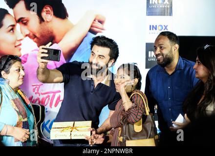 Kalkutta, Indien. 26. Februar 2023. Bollywood-Schauspieler Ranbir Kapoor posiert mit seinen Fans für ein Selfie während der Werbeveranstaltung für den Film „TU Jhoothi Main Makkaar“ im Einkaufszentrum INOX, Quest. Kredit: SOPA Images Limited/Alamy Live News Stockfoto