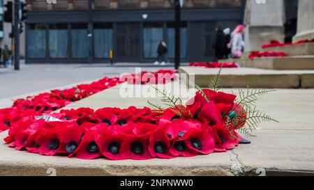 Nahaufnahme von Mohnkränzen links um den Cenotaph im Stadtzentrum von Manchester. Stockfoto