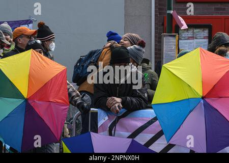 New York, New York, USA. 24. Februar 2023. Gegenprotestierende umarmen sich bei einer Drag Story Hour in Queens. Der Demonstrante kam und behauptete, Kinder würden gepflegt. Die Demonstranten waren von den Gegenprotestierenden dort weit in der Unterzahl, um sicherzustellen, dass Eltern ihre Kinder sicher in die Bibliothek bringen können, in der das Ereignis stattfindet, obwohl es eine starke Polizeipräsenz gibt. (Kreditbild: © Laura Brett/ZUMA Press Wire) NUR REDAKTIONELLE VERWENDUNG! Nicht für den kommerziellen GEBRAUCH! Stockfoto