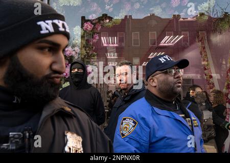 New York, New York, USA. 24. Februar 2023. Ein Mann wurde verhaftet, nachdem er angeblich während einer Drag-Story-Stunde in Queens einen Stein nach einem Demonstranten geworfen hatte. Eine starke Polizeipräsenz war erforderlich, da das Ereignis sowohl Proteste als auch Gegenproteste anzieht. (Kreditbild: © Laura Brett/ZUMA Press Wire) NUR REDAKTIONELLE VERWENDUNG! Nicht für den kommerziellen GEBRAUCH! Stockfoto