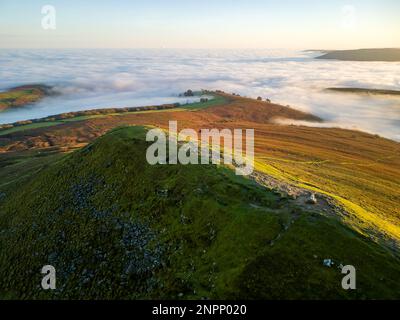 Luftaufnahme der Hügel, die sich über einem Wolkenmeer während einer Temperaturinvertierung erheben (Brecon Beacons, Wales) Stockfoto