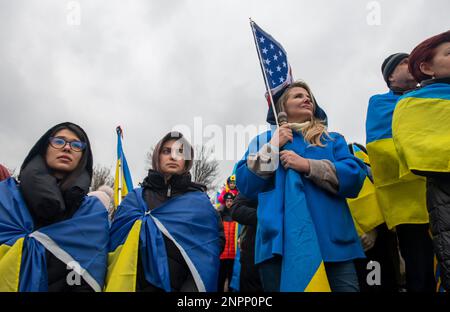 Washington D.C., Washington D.C., USA. 25. Februar 2023. 25. Februar 2023: Washington DC: Ukrainische Einwanderer und Flüchtlinge treffen sich in der National Mall in Washington, DC, um gegen den einjährigen Jahrestag der russischen Invasion in der Ukraine zu protestieren. (Kreditbild: © Dominic Gwinn/ZUMA Press Wire) NUR REDAKTIONELLE VERWENDUNG! Nicht für den kommerziellen GEBRAUCH! Stockfoto