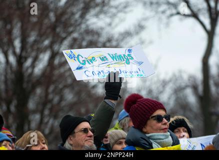 Washington D.C., Washington D.C., USA. 25. Februar 2023. 25. Februar 2023: Washington DC: Ukrainische Einwanderer und Flüchtlinge treffen sich in der National Mall in Washington, DC, um gegen den einjährigen Jahrestag der russischen Invasion in der Ukraine zu protestieren. (Kreditbild: © Dominic Gwinn/ZUMA Press Wire) NUR REDAKTIONELLE VERWENDUNG! Nicht für den kommerziellen GEBRAUCH! Stockfoto