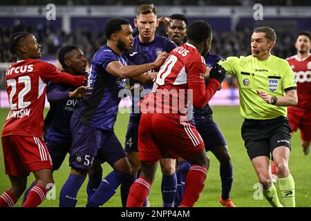 Die Spieler von Anderlecht und Standard reagieren auf ein Fußballspiel zwischen RSC Anderlecht und Standard de Liege am Sonntag, den 26. Februar 2023 in Brüssel, am 27. Tag der ersten Division der belgischen Meisterschaft „Jupiler Pro League“ 2022-2023. BELGA FOTO LAURIE DIEFFEMBACQ Stockfoto