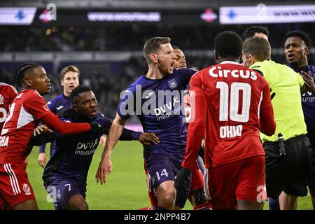 Die Spieler von Anderlecht und Standard reagieren auf ein Fußballspiel zwischen RSC Anderlecht und Standard de Liege am Sonntag, den 26. Februar 2023 in Brüssel, am 27. Tag der ersten Division der belgischen Meisterschaft „Jupiler Pro League“ 2022-2023. BELGA FOTO LAURIE DIEFFEMBACQ Stockfoto