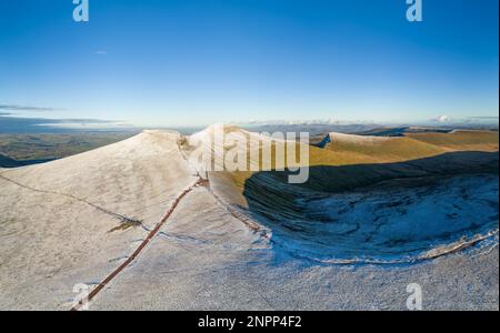 Panoramablick von Pen-y-Fan und anderen Gipfeln in den Brecon Beacons mit Schneestaub (Wales) Stockfoto