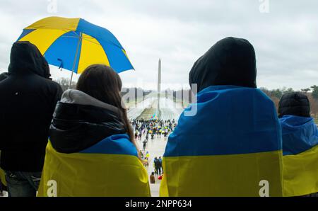 Washington D.C., Washington D.C., USA. 25. Februar 2023. 25. Februar 2023: Washington DC: Ukrainische Einwanderer und Flüchtlinge treffen sich in der National Mall in Washington, DC, um gegen den einjährigen Jahrestag der russischen Invasion in der Ukraine zu protestieren. (Kreditbild: © Dominic Gwinn/ZUMA Press Wire) NUR REDAKTIONELLE VERWENDUNG! Nicht für den kommerziellen GEBRAUCH! Stockfoto