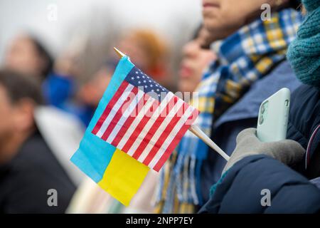 Washington D.C., Washington D.C., USA. 25. Februar 2023. 25. Februar 2023: Washington DC: Ukrainische Einwanderer und Flüchtlinge treffen sich in der National Mall in Washington, DC, um gegen den einjährigen Jahrestag der russischen Invasion in der Ukraine zu protestieren. (Kreditbild: © Dominic Gwinn/ZUMA Press Wire) NUR REDAKTIONELLE VERWENDUNG! Nicht für den kommerziellen GEBRAUCH! Stockfoto