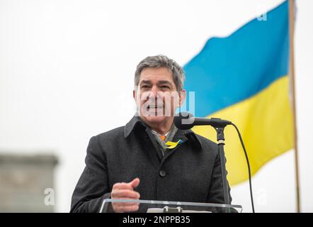 Washington D.C., Washington D.C., USA. 25. Februar 2023. 25. Februar 2023: Washington DC: Stavros Lambrinidis, Botschafter der Europäischen Union in den Vereinigten Staaten, spricht bei einer Kundgebung über die Schritte des Lincoln Memorial in Washington, DC, um gegen den einjährigen Jahrestag der russischen Invasion der Ukraine zu protestieren. (Kreditbild: © Dominic Gwinn/ZUMA Press Wire) NUR REDAKTIONELLE VERWENDUNG! Nicht für den kommerziellen GEBRAUCH! Stockfoto