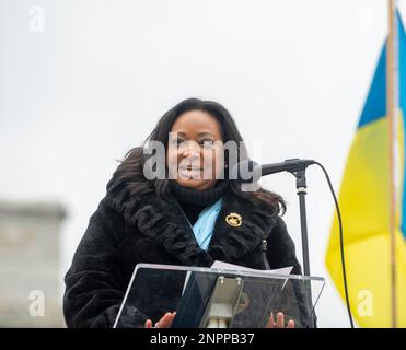 Washington D.C., Washington D.C., USA. 25. Februar 2023. 25. Februar 2023: Washington DC: Kimberly Bassett, Sekretär des District of Columbia, spricht auf einer Kundgebung über die Schritte des Lincoln Memorial in Washington, DC, um gegen den einjährigen Jahrestag der russischen Invasion der Ukraine zu protestieren. (Kreditbild: © Dominic Gwinn/ZUMA Press Wire) NUR REDAKTIONELLE VERWENDUNG! Nicht für den kommerziellen GEBRAUCH! Stockfoto