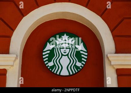 Brasov, Rumänien - August 26 2022: Außenansicht des Starbucks Coffee Shops im Zentrum der Altstadt von Brasov. Starbucks Coffee Schild aus der Nähe Stockfoto