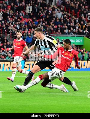 Wembley, London, Großbritannien. 26. Februar 2023. Marcus Rashford von Manchester United schlägt Sven Botman von Newcastle United beim Carabao Cup-Finale zwischen Manchester United und Newcastle United am 26. 2023. Februar in Old Trafford, England. (Foto von Jeff Mood/phcimages.com) Kredit: PHC Images/Alamy Live News Stockfoto