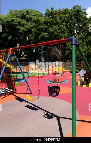 Spielplatz für Kinder mit moderner Schutz- und Sicherheitsbeschichtung. Hochwertiges Foto Stockfoto